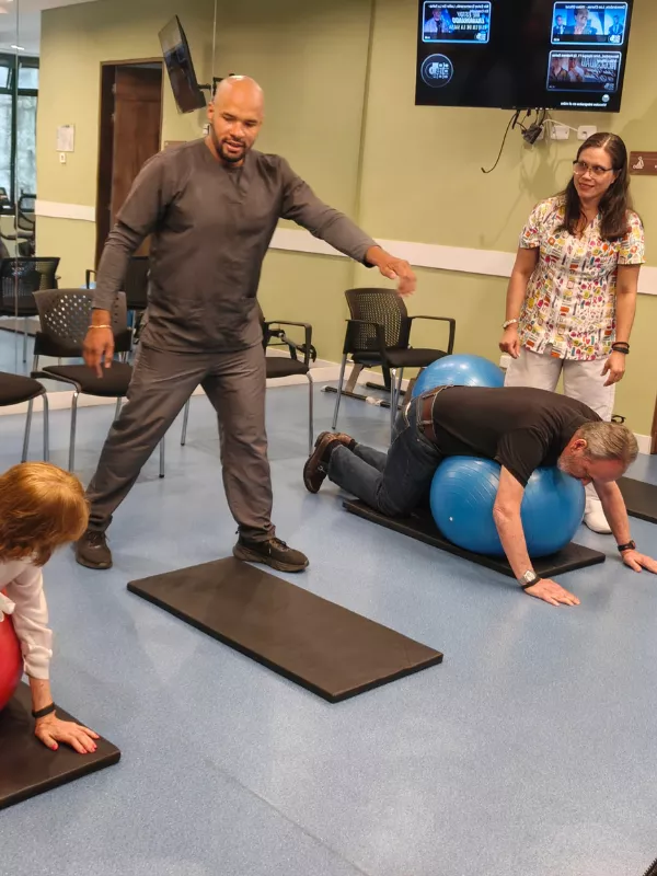 Andrés se presenta como fisioterapeuta en Axioma Fisioterapia