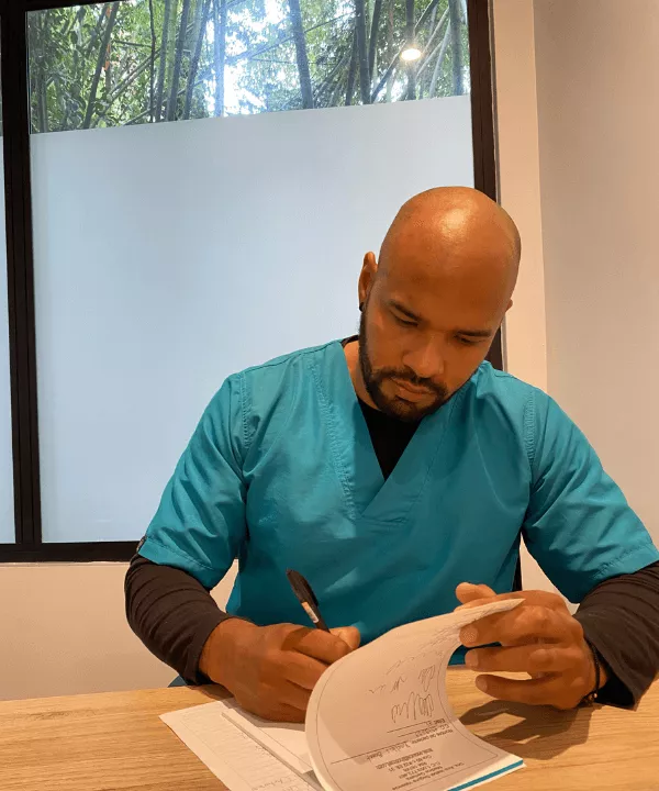 Andrés se presenta como fisioterapeuta en Axioma Fisioterapia